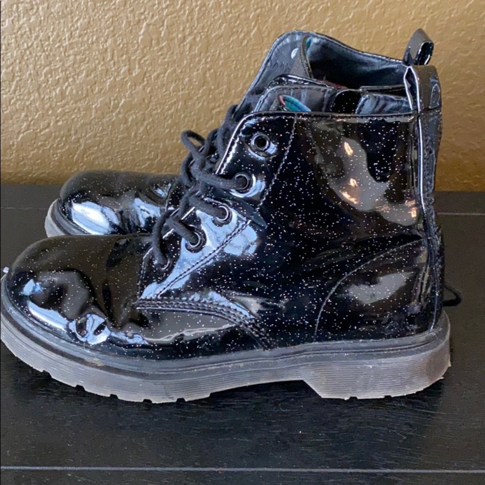 Black patent leather boots with shimmer